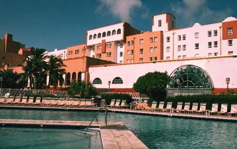 The Hollywood Beach Resort, located at the crossroads of Hollywood Boulevard and Ocean Drive, is famed as one of Florida's most haunted places, with a history linked to mob connections.